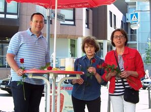 Die SPD Sandhausen verteilt Rosen